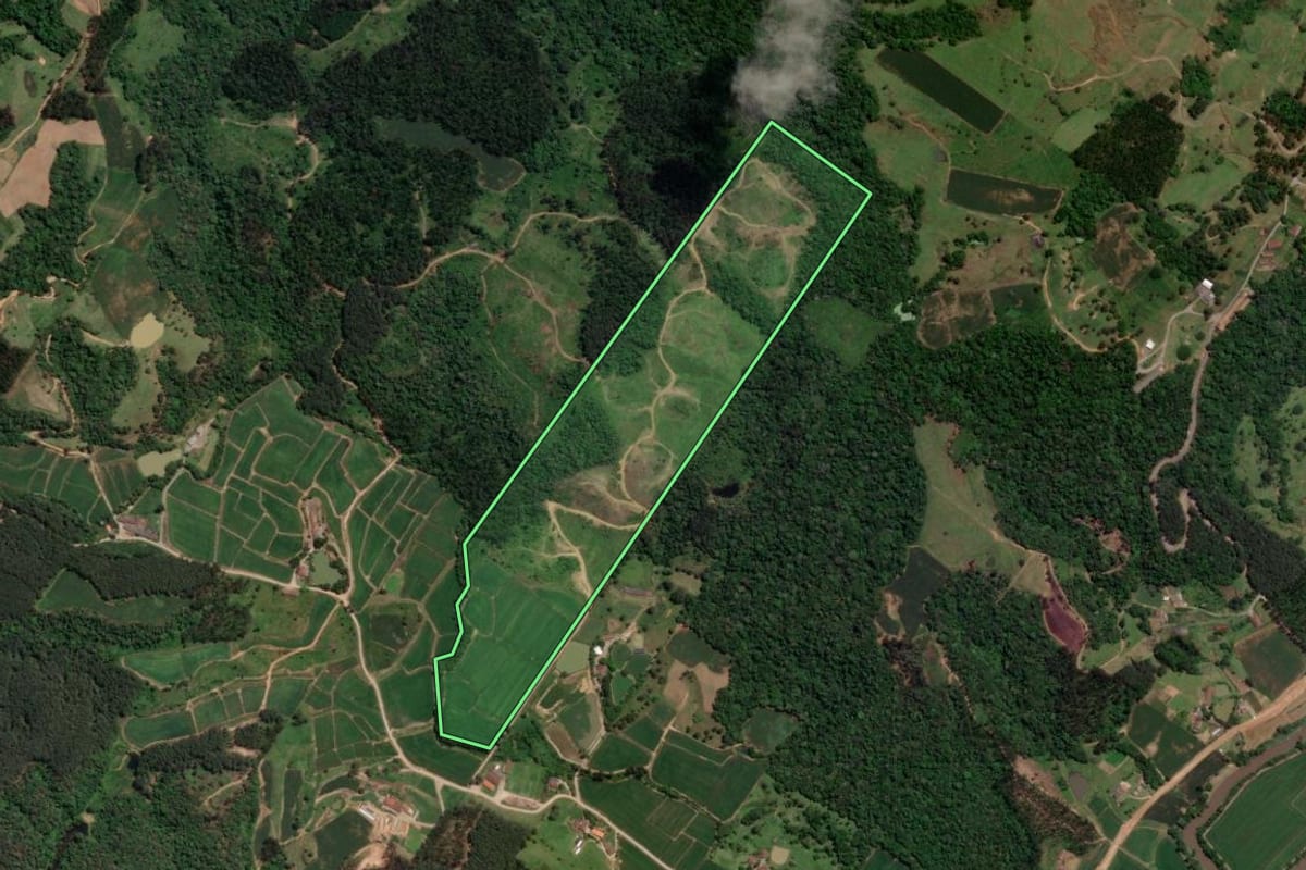 Imagem de satélite do imóvel rural em Mirim Doce (SC), com o contorno declarado no CAR desenhado por cima.