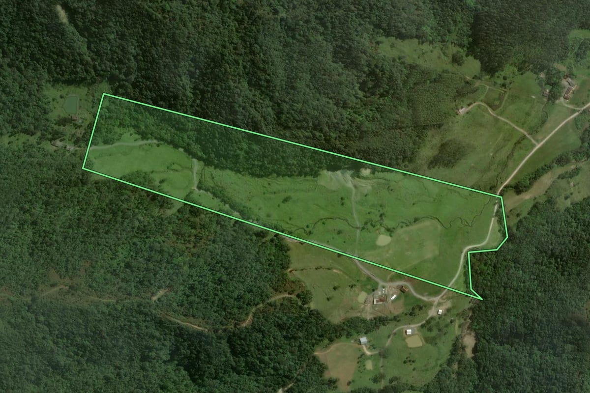 Imagem de satélite do imóvel rural em Mirim Doce (SC), com o contorno declarado no CAR desenhado por cima.