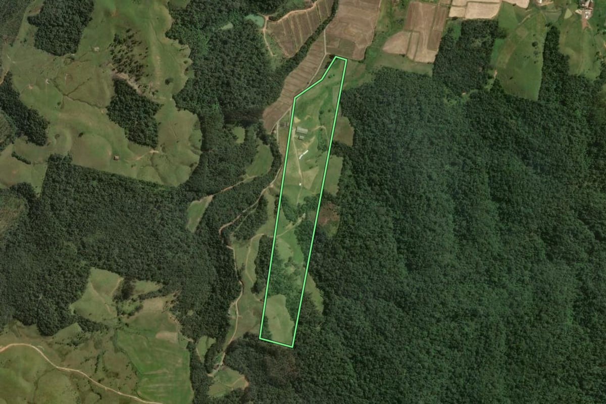 Imagem de satélite do imóvel rural em Mirim Doce (SC), com o contorno declarado no CAR desenhado por cima.