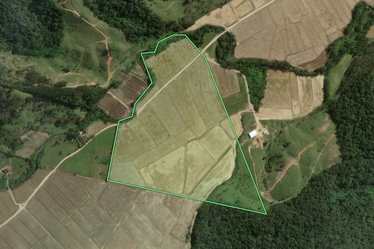 Imagem de satélite do imóvel rural em Mirim Doce (SC), com o contorno declarado no CAR desenhado por cima.