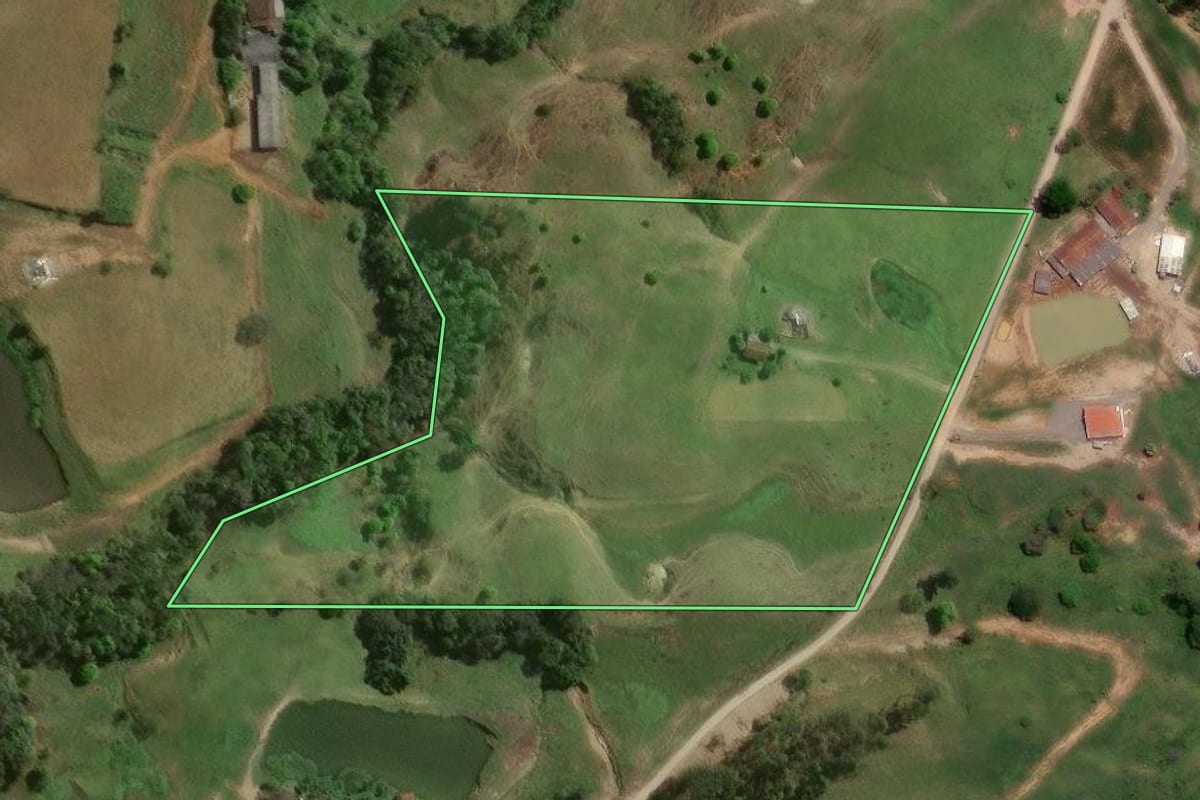 Imagem de satélite do imóvel rural em Mirim Doce (SC), com o contorno declarado no CAR desenhado por cima.