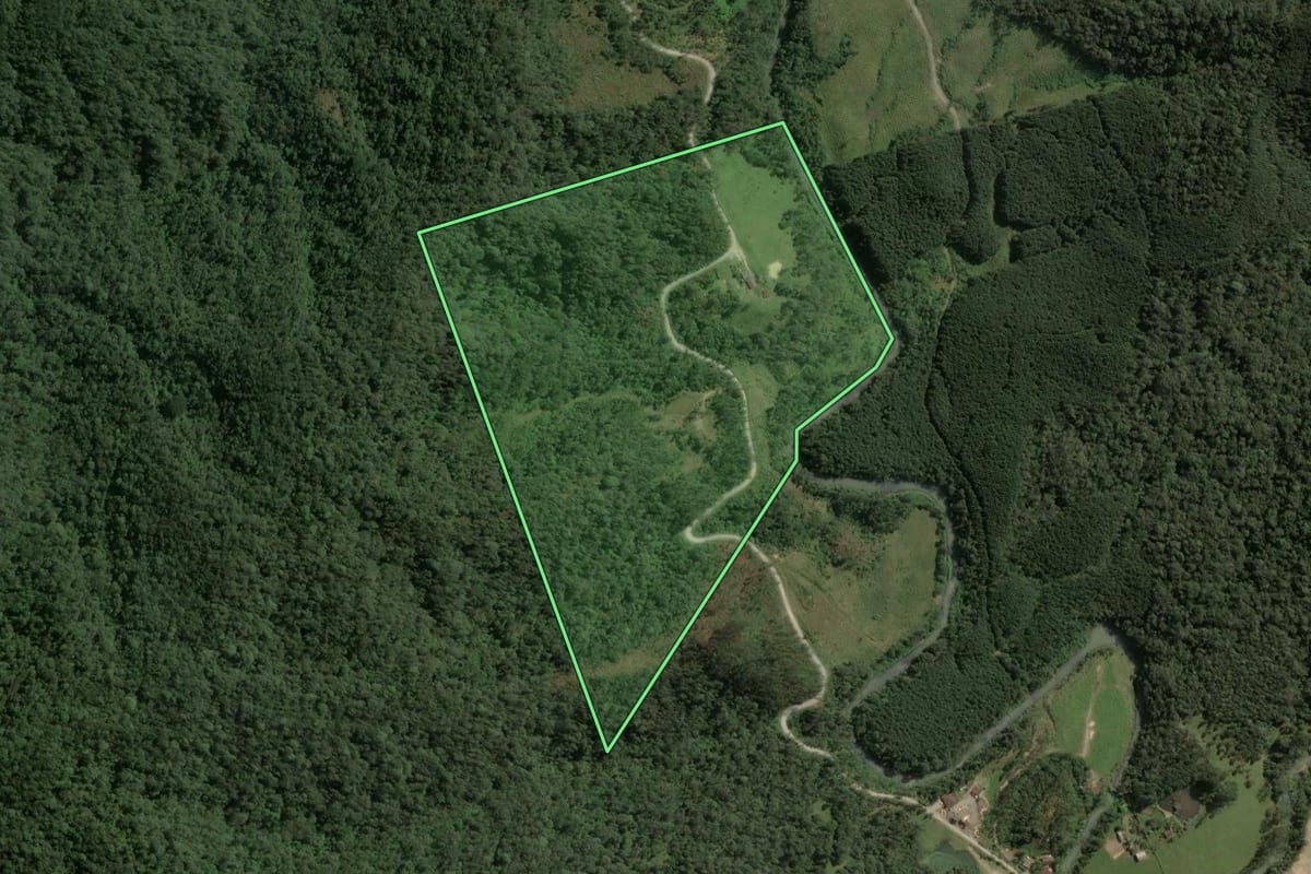 Imagem de satélite do imóvel rural em Mirim Doce (SC), com o contorno declarado no CAR desenhado por cima.