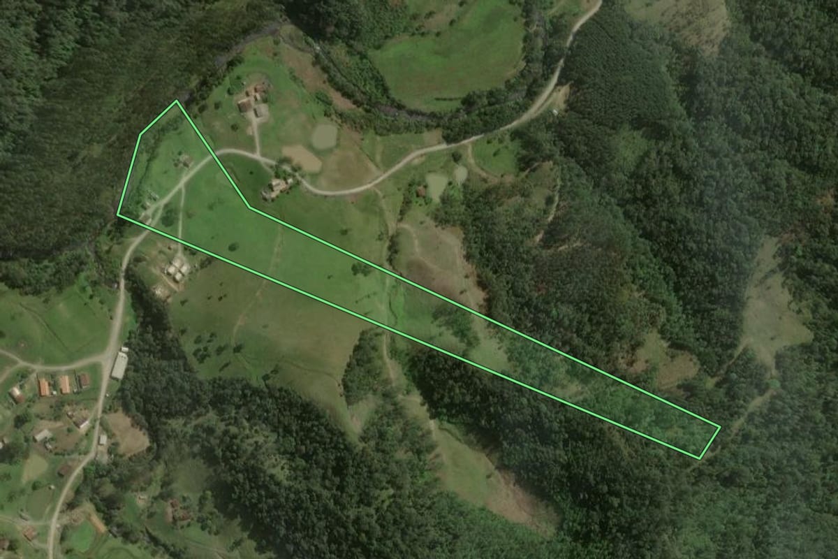 Imagem de satélite do imóvel rural em Mirim Doce (SC), com o contorno declarado no CAR desenhado por cima.