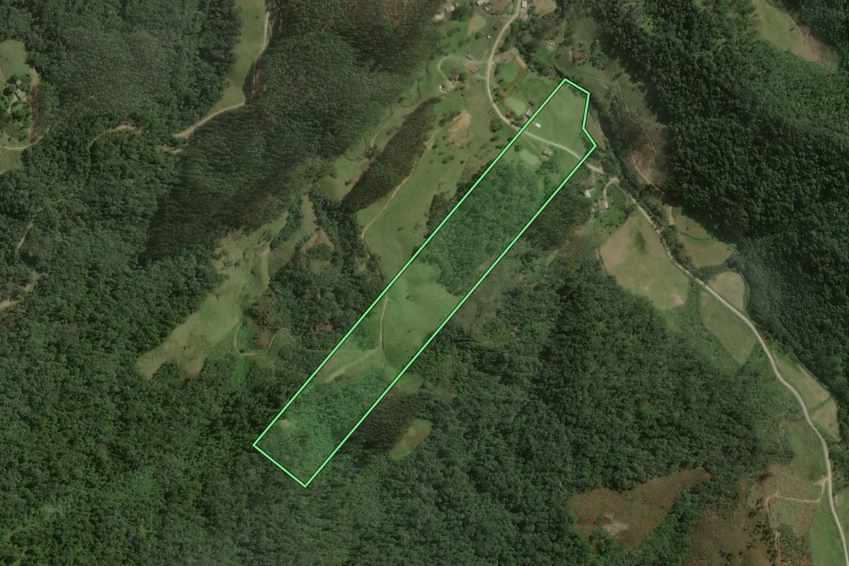 Imagem de satélite do imóvel rural em Mirim Doce (SC), com o contorno declarado no CAR desenhado por cima.