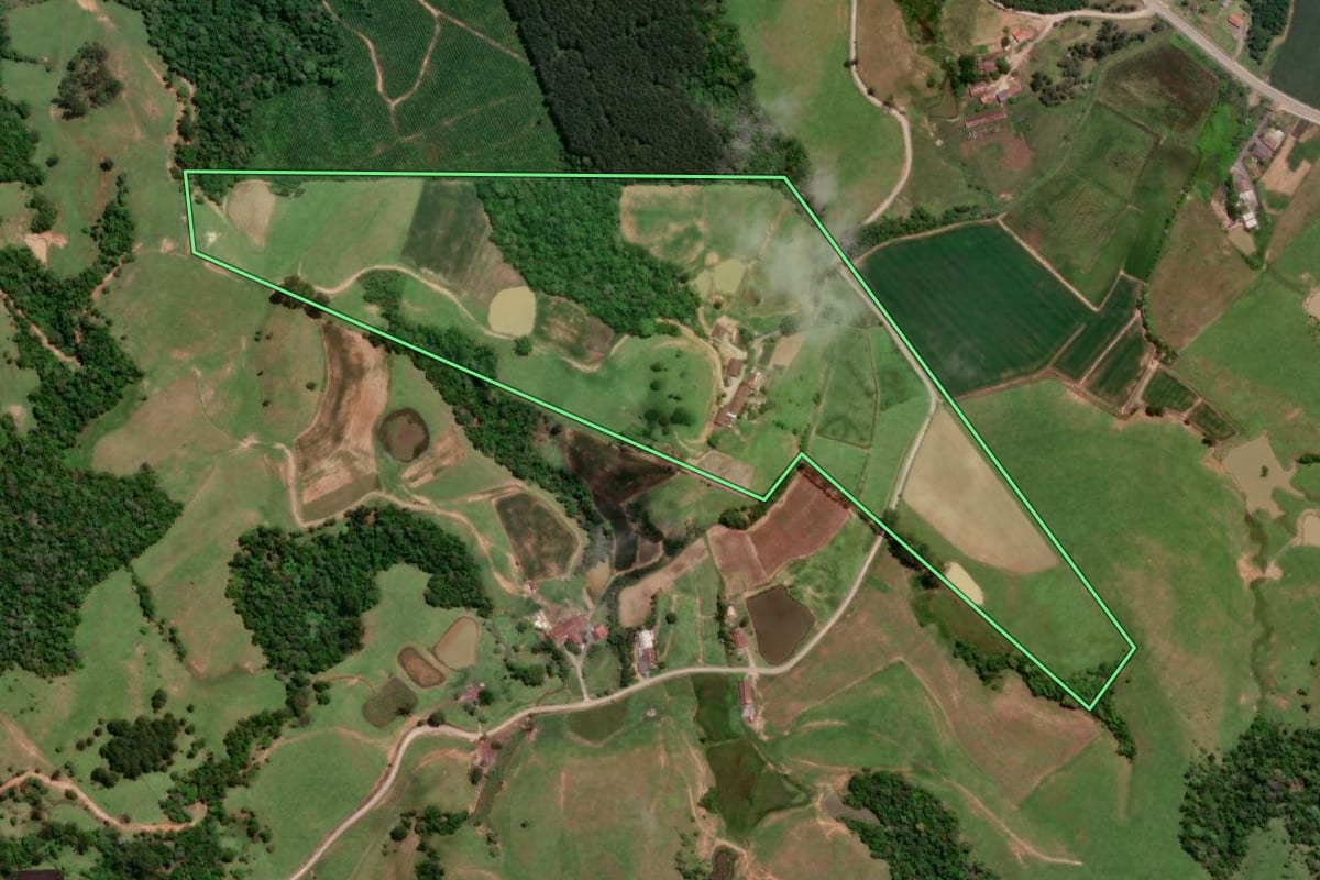 Imagem de satélite do imóvel rural em Mirim Doce (SC), com o contorno declarado no CAR desenhado por cima.