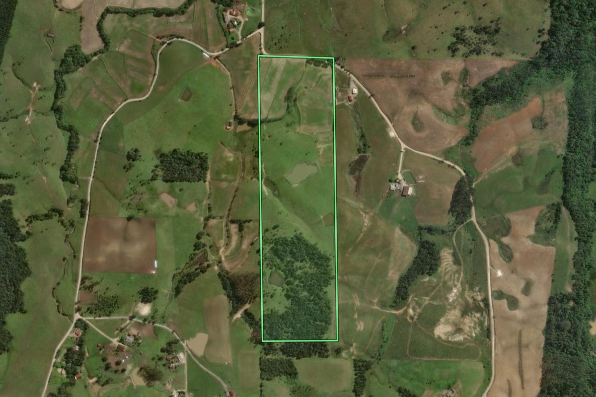 Imagem de satélite do imóvel rural em Mirim Doce (SC), com o contorno declarado no CAR desenhado por cima.