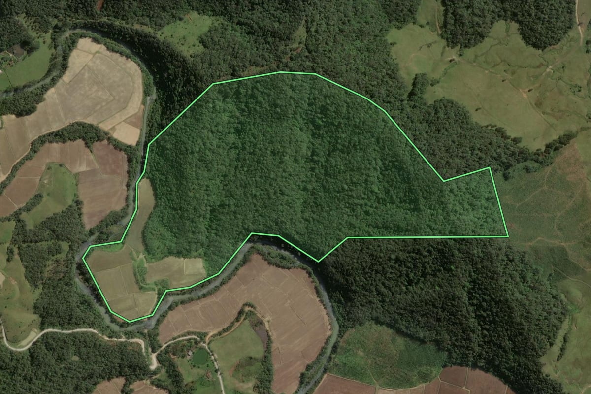 Imagem de satélite do imóvel rural em Mirim Doce (SC), com o contorno declarado no CAR desenhado por cima.