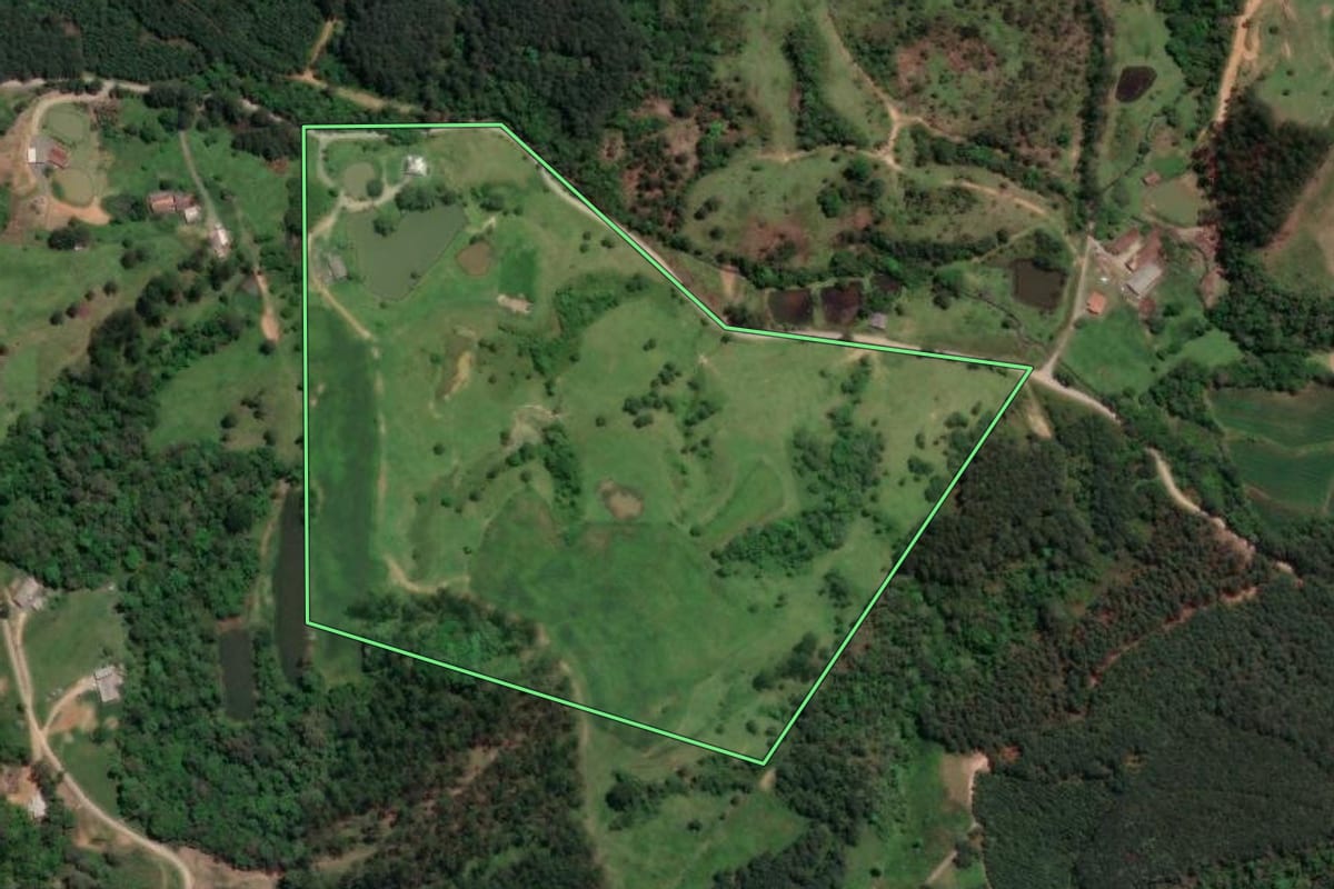 Imagem de satélite do imóvel rural em Mirim Doce (SC), com o contorno declarado no CAR desenhado por cima.