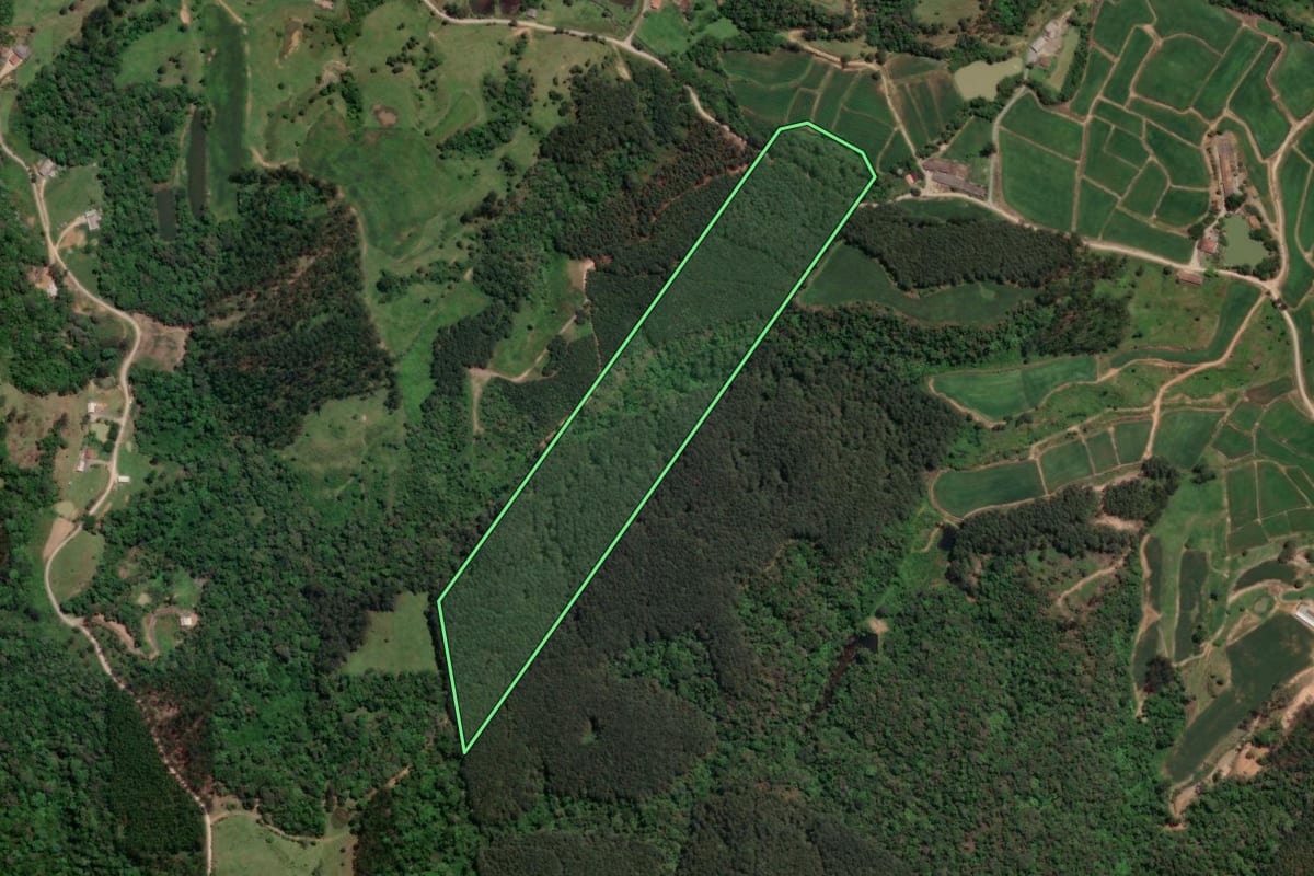 Imagem de satélite do imóvel rural em Mirim Doce (SC), com o contorno declarado no CAR desenhado por cima.