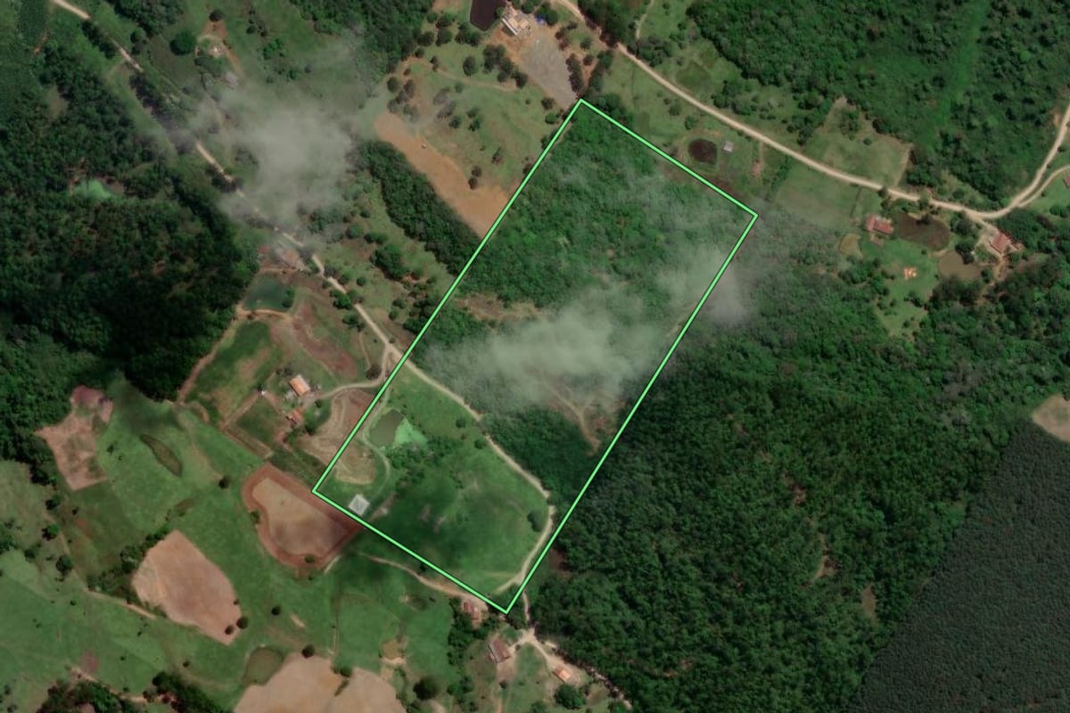 Imagem de satélite do imóvel rural em Mirim Doce (SC), com o contorno declarado no CAR desenhado por cima.