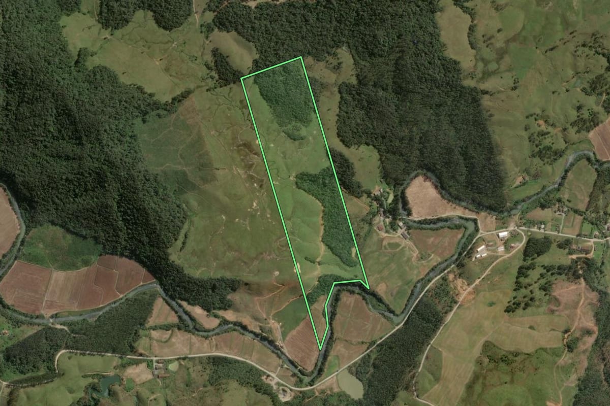 Imagem de satélite do imóvel rural em Mirim Doce (SC), com o contorno declarado no CAR desenhado por cima.
