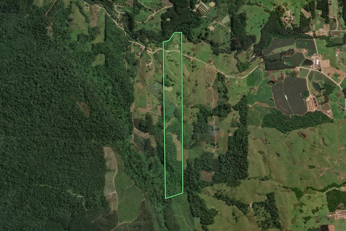 Imagem de satélite do imóvel rural em Mirim Doce (SC), com o contorno declarado no CAR desenhado por cima.