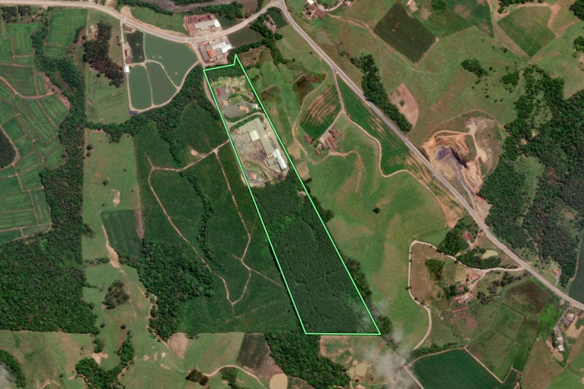 Imagem de satélite do imóvel rural em Mirim Doce (SC), com o contorno declarado no CAR desenhado por cima.
