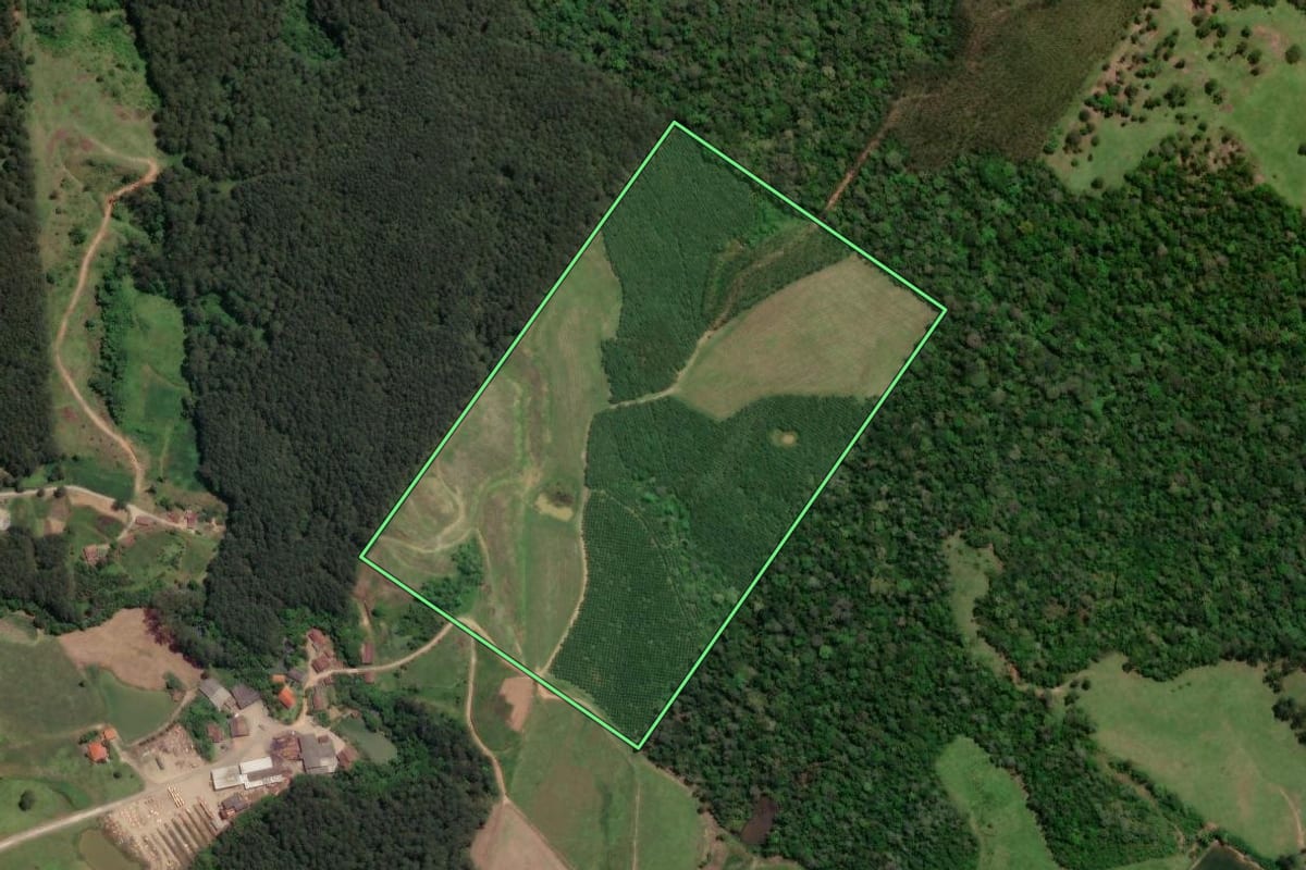 Imagem de satélite do imóvel rural em Mirim Doce (SC), com o contorno declarado no CAR desenhado por cima.