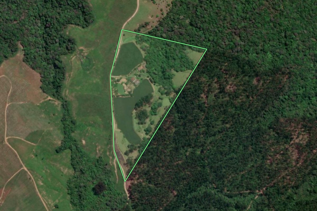 Imagem de satélite do imóvel rural em Mirim Doce (SC), com o contorno declarado no CAR desenhado por cima.