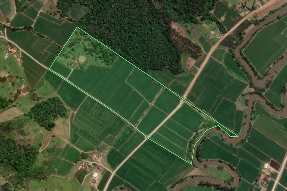 Imagem de satélite do imóvel rural em Mirim Doce (SC), com o contorno declarado no CAR desenhado por cima.
