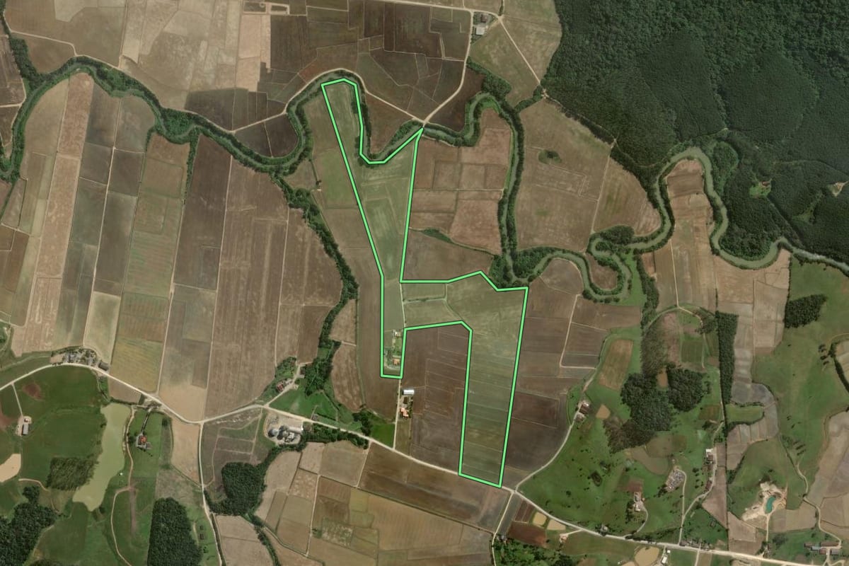 Imagem de satélite do imóvel rural em Mirim Doce (SC), com o contorno declarado no CAR desenhado por cima.