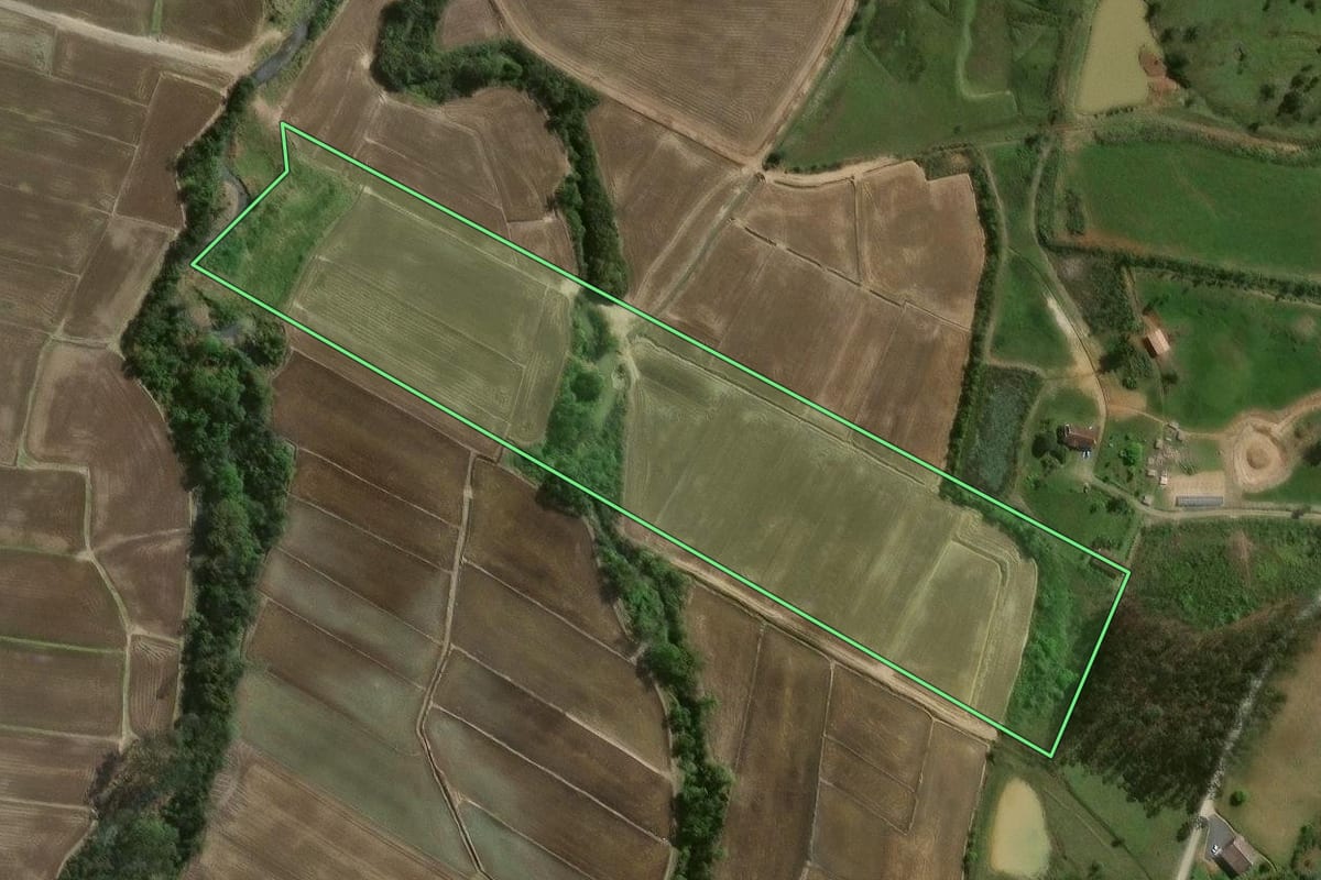 Imagem de satélite do imóvel rural em Mirim Doce (SC), com o contorno declarado no CAR desenhado por cima.