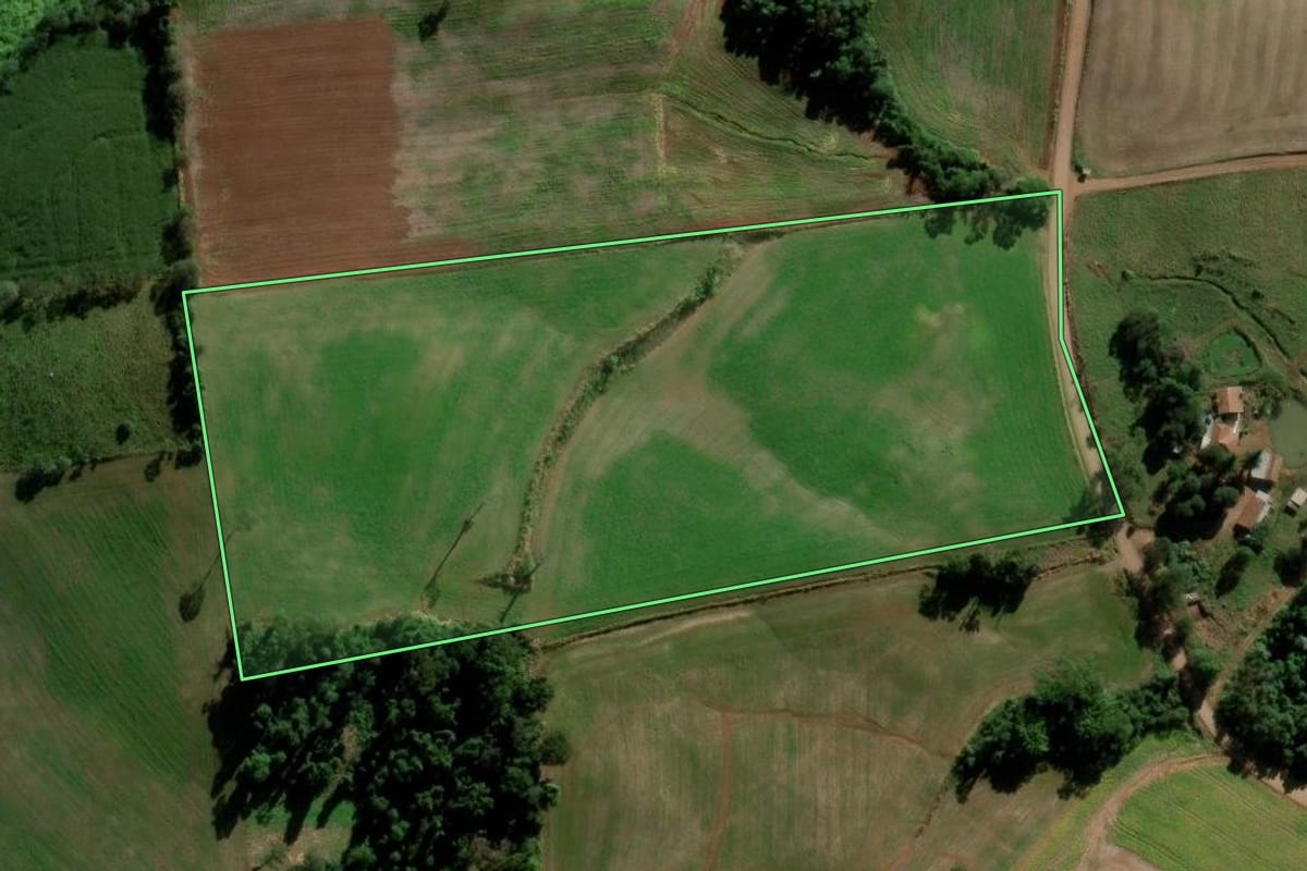 Imagem de satélite do imóvel rural em Modelo (SC), com o contorno declarado no CAR desenhado por cima.