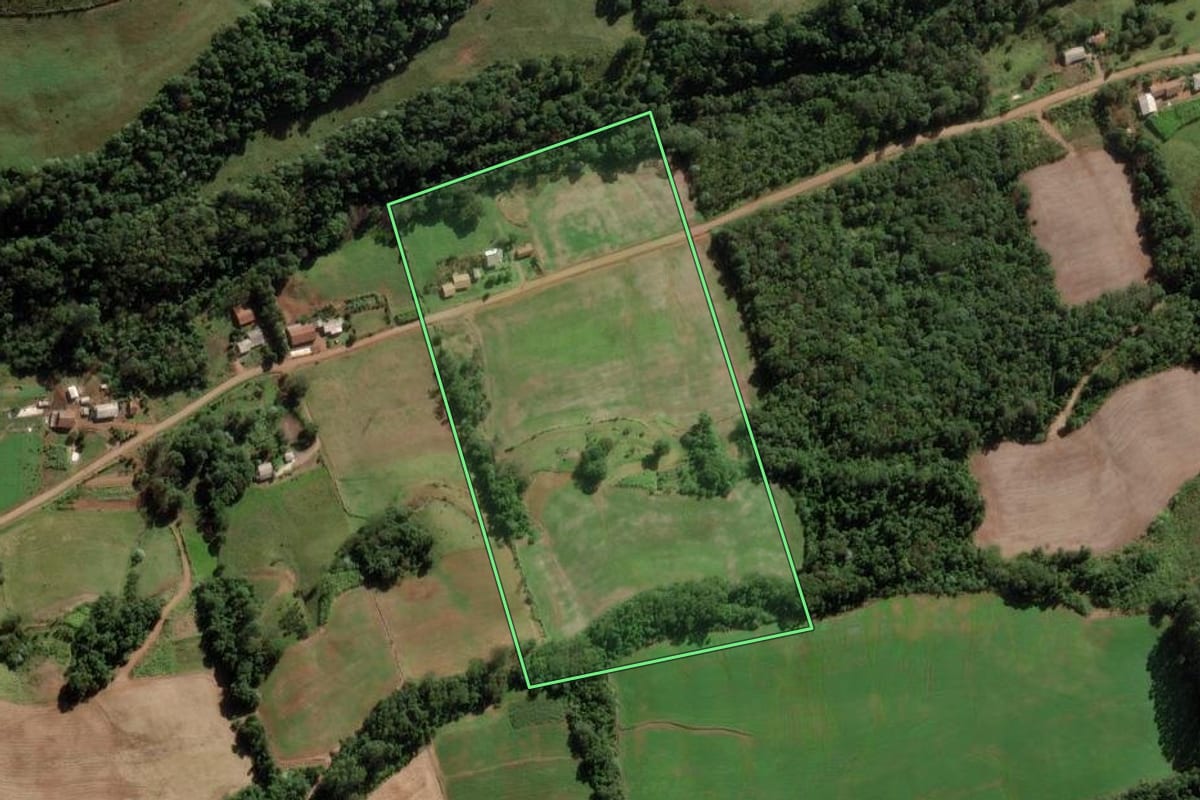 Imagem de satélite do imóvel rural em Modelo (SC), com o contorno declarado no CAR desenhado por cima.