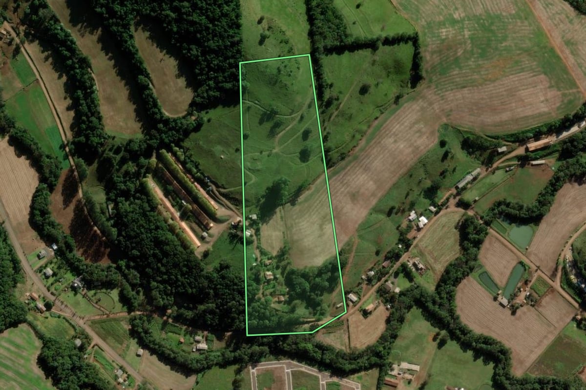 Imagem de satélite do imóvel rural em Modelo (SC), com o contorno declarado no CAR desenhado por cima.