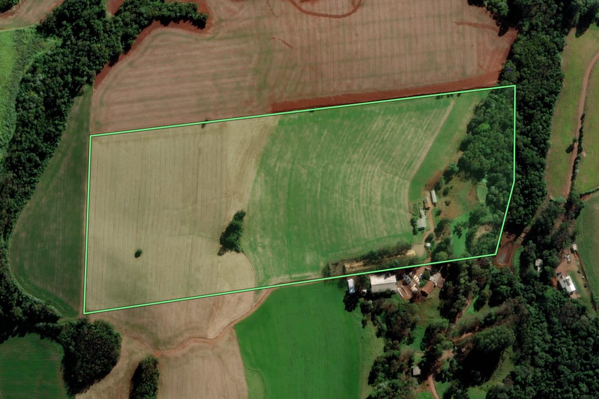 Imagem de satélite do imóvel rural em Modelo (SC), com o contorno declarado no CAR desenhado por cima.
