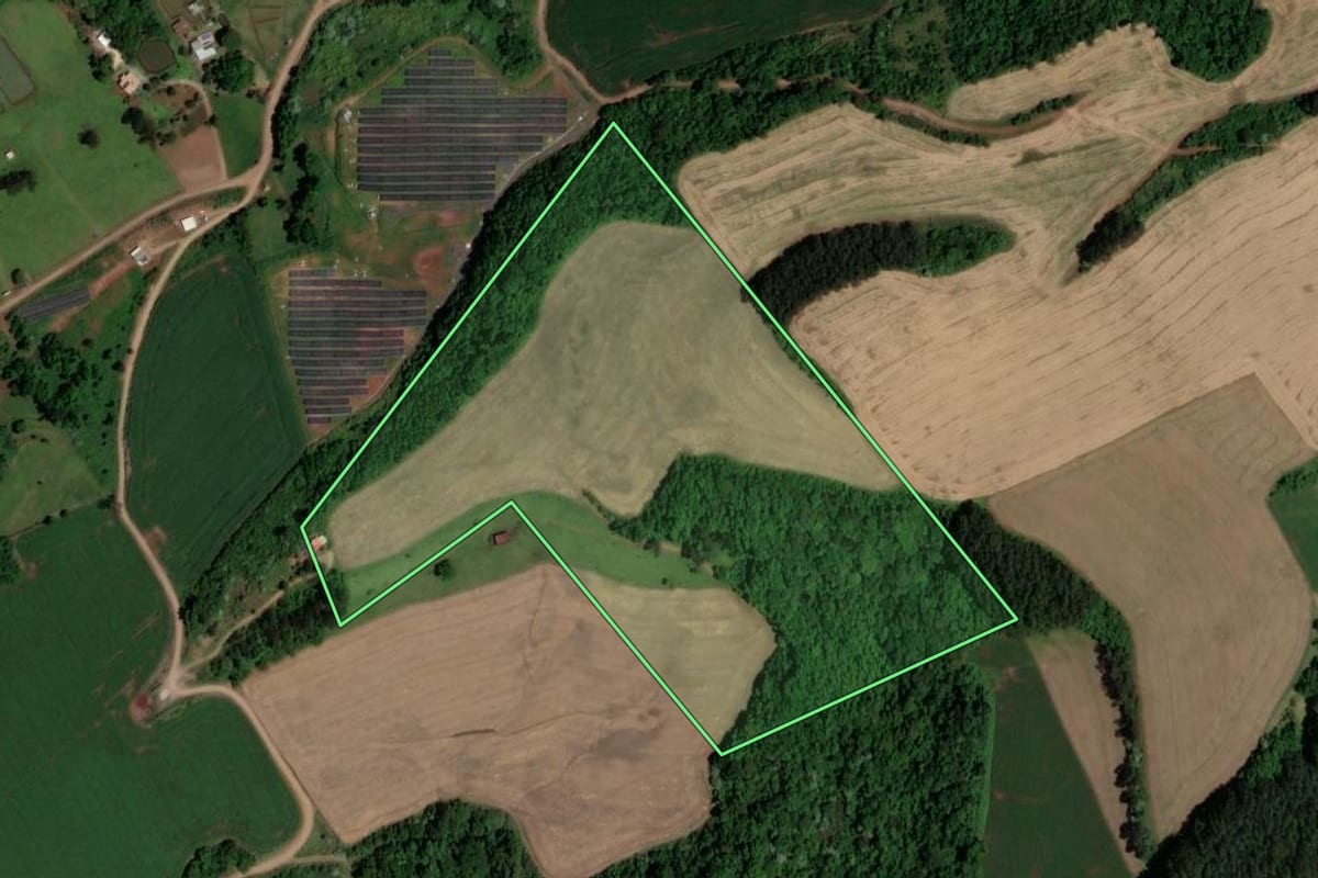 Imagem de satélite do imóvel rural em Modelo (SC), com o contorno declarado no CAR desenhado por cima.