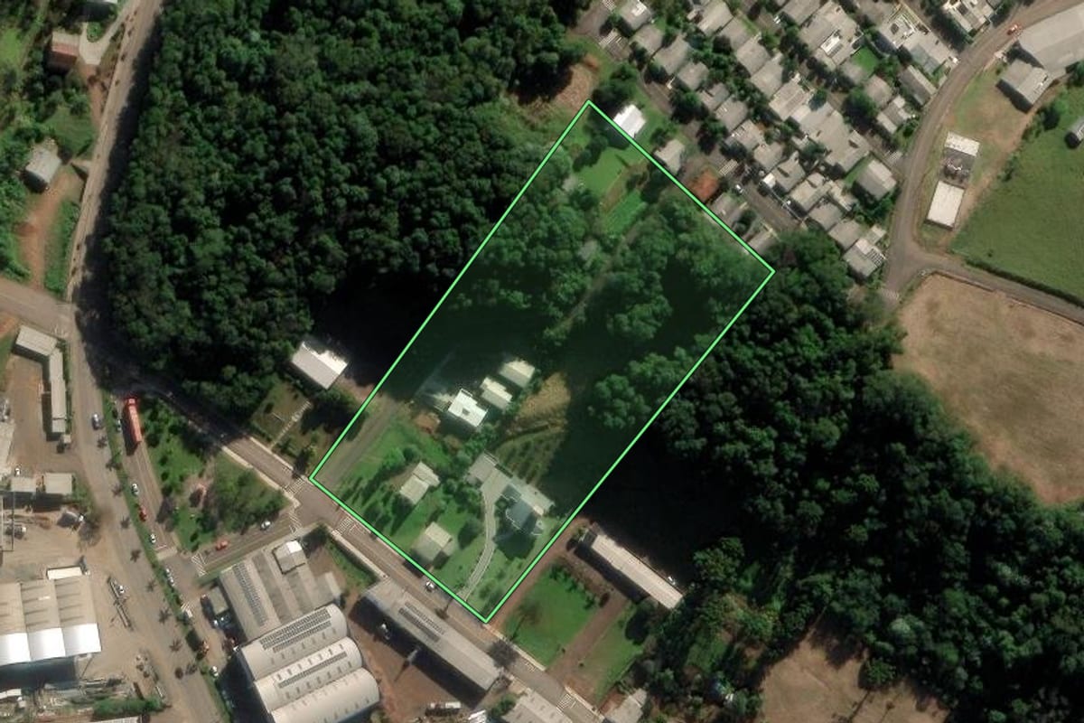Imagem de satélite do imóvel rural em Modelo (SC), com o contorno declarado no CAR desenhado por cima.
