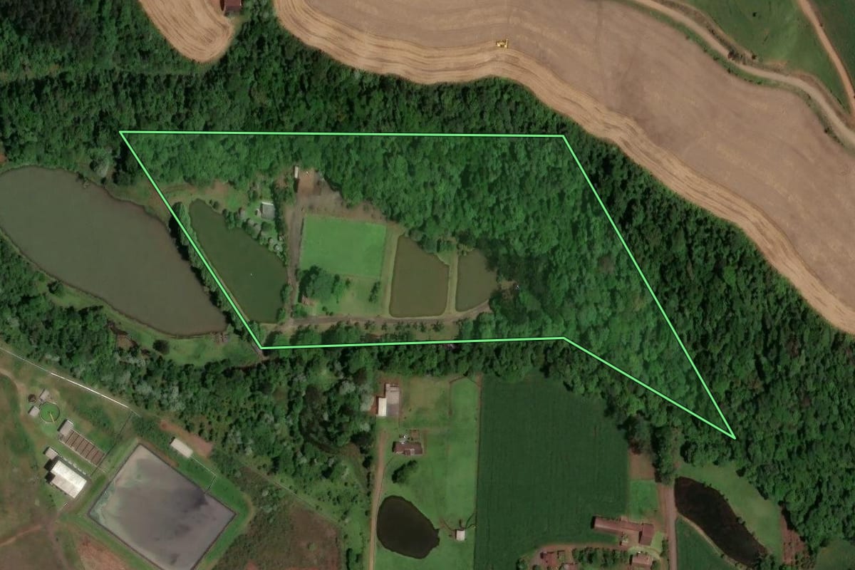 Imagem de satélite do imóvel rural em Modelo (SC), com o contorno declarado no CAR desenhado por cima.