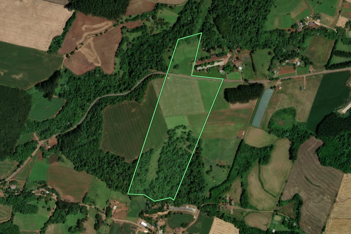 Imagem de satélite do imóvel rural em Modelo (SC), com o contorno declarado no CAR desenhado por cima.