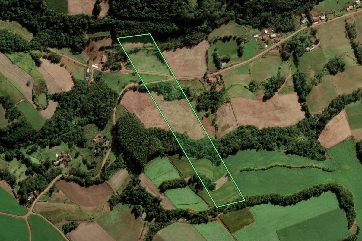 Imagem de satélite do imóvel rural em Modelo (SC), com o contorno declarado no CAR desenhado por cima.