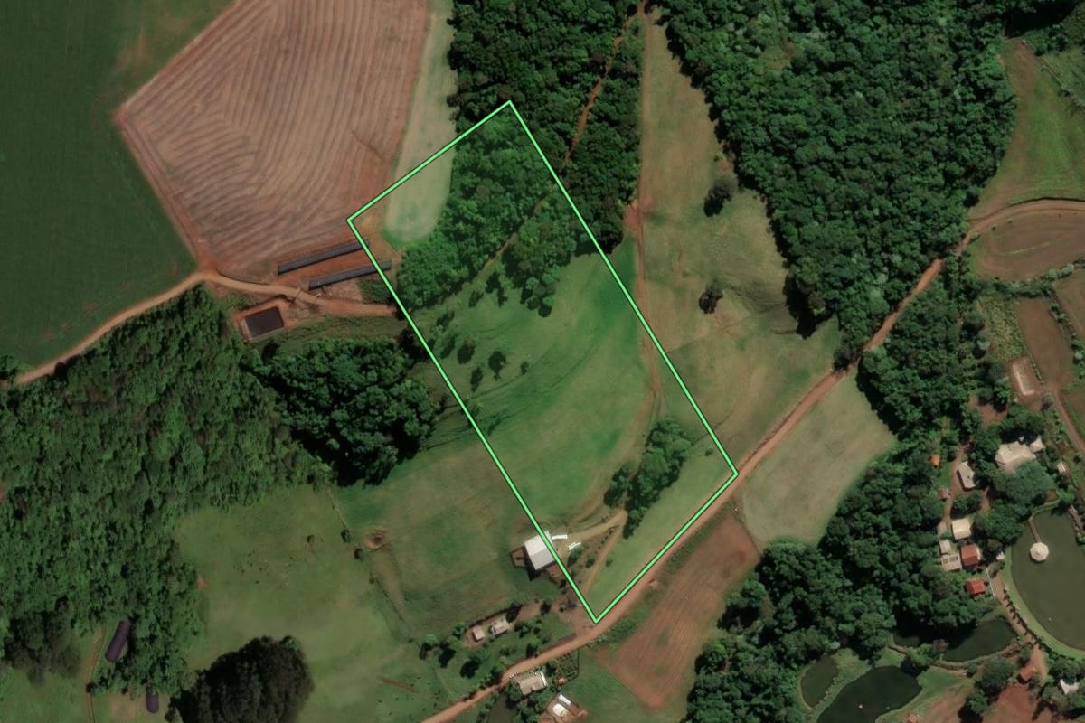 Imagem de satélite do imóvel rural em Modelo (SC), com o contorno declarado no CAR desenhado por cima.