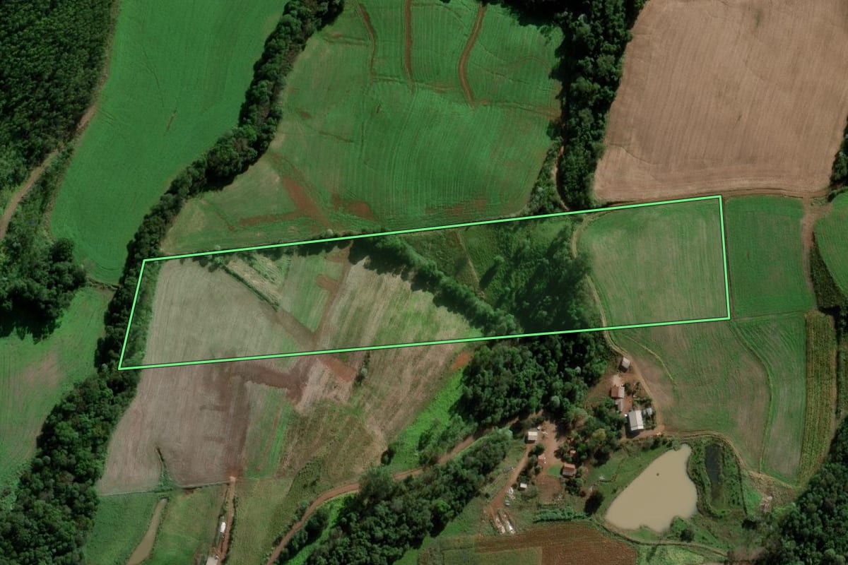 Imagem de satélite do imóvel rural em Modelo (SC), com o contorno declarado no CAR desenhado por cima.