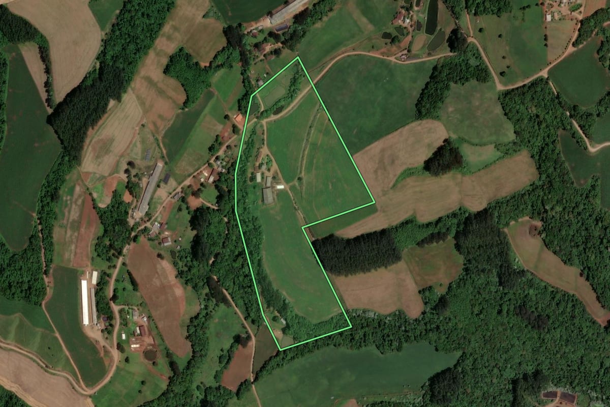 Imagem de satélite do imóvel rural em Modelo (SC), com o contorno declarado no CAR desenhado por cima.