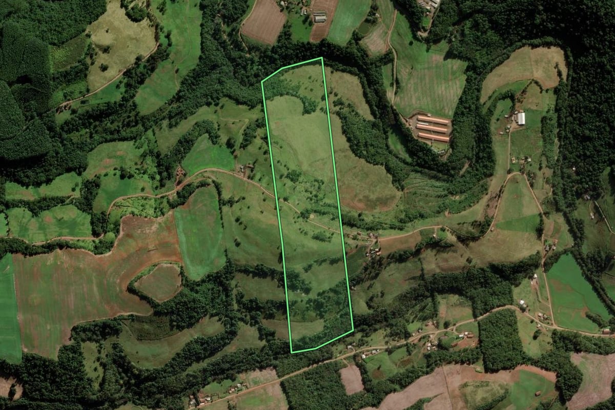 Imagem de satélite do imóvel rural em Modelo (SC), com o contorno declarado no CAR desenhado por cima.