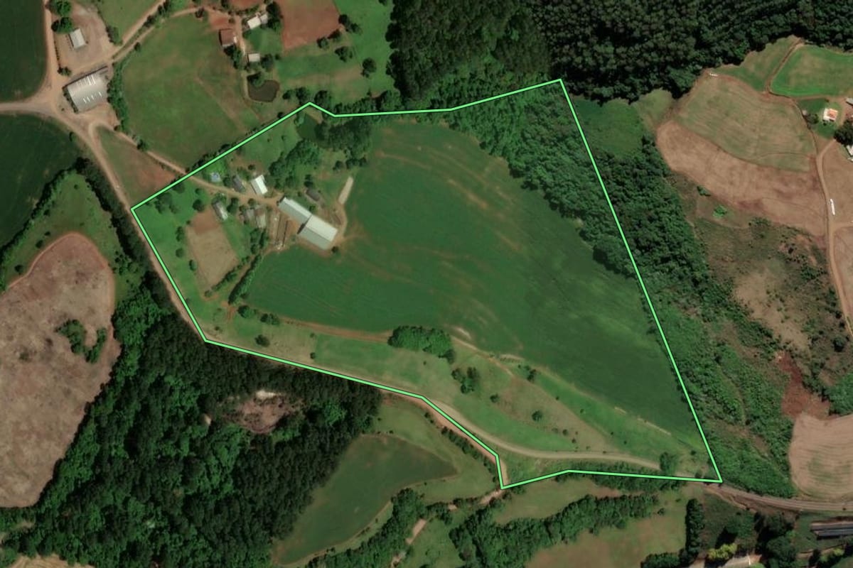 Imagem de satélite do imóvel rural em Modelo (SC), com o contorno declarado no CAR desenhado por cima.