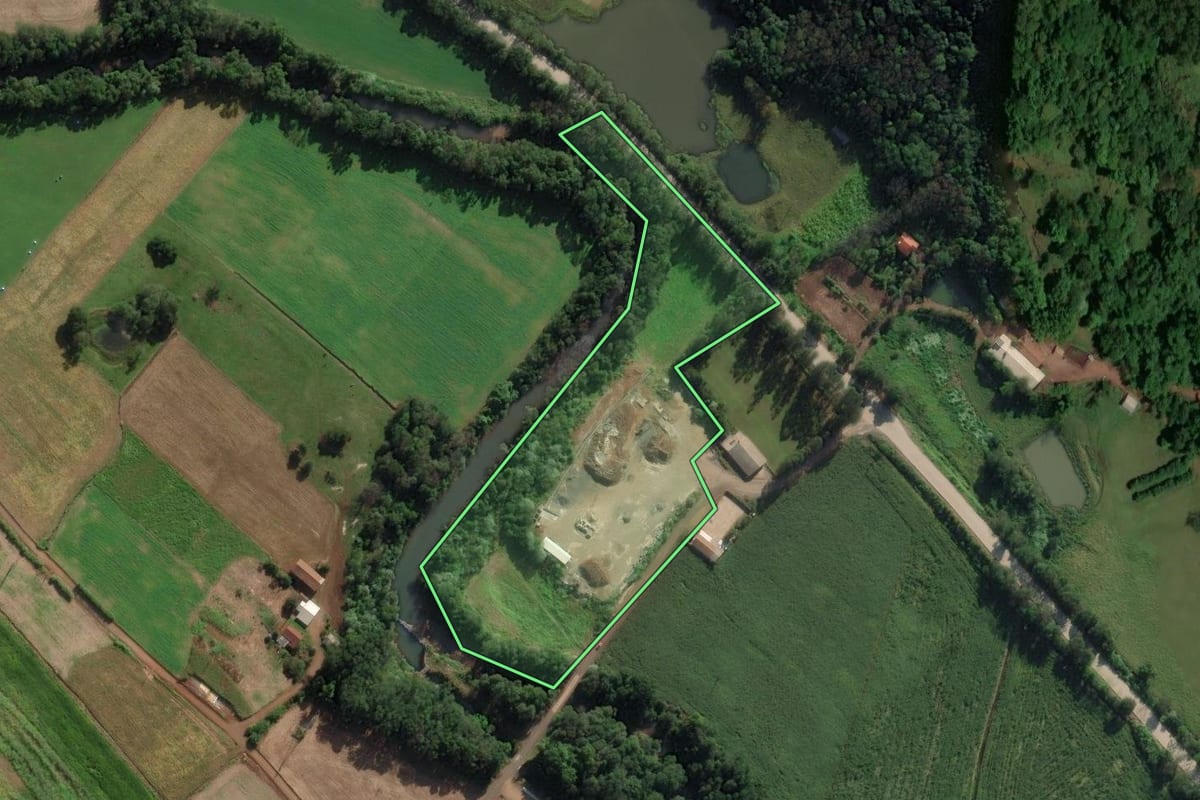 Imagem de satélite do imóvel rural em Modelo (SC), com o contorno declarado no CAR desenhado por cima.