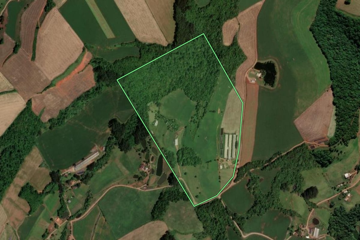 Imagem de satélite do imóvel rural em Modelo (SC), com o contorno declarado no CAR desenhado por cima.
