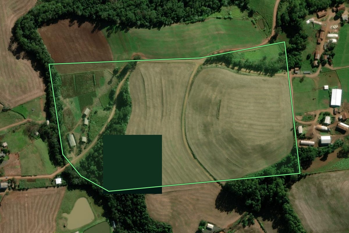 Imagem de satélite do imóvel rural em Modelo (SC), com o contorno declarado no CAR desenhado por cima.