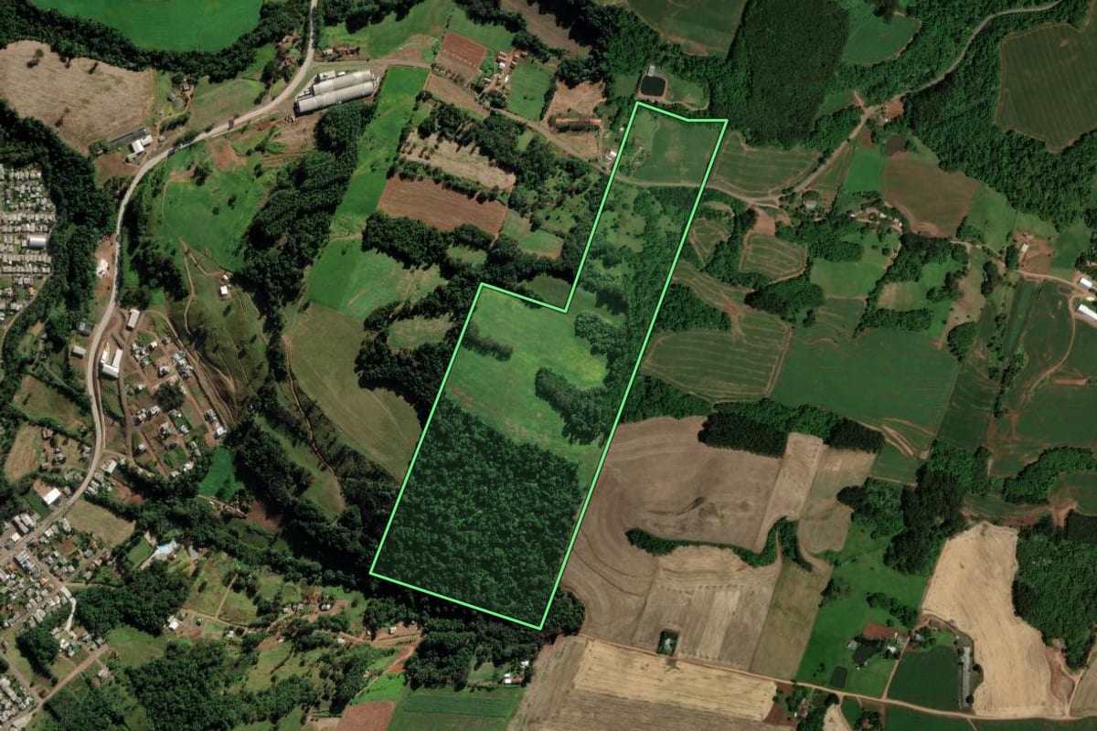 Imagem de satélite do imóvel rural em Modelo (SC), com o contorno declarado no CAR desenhado por cima.