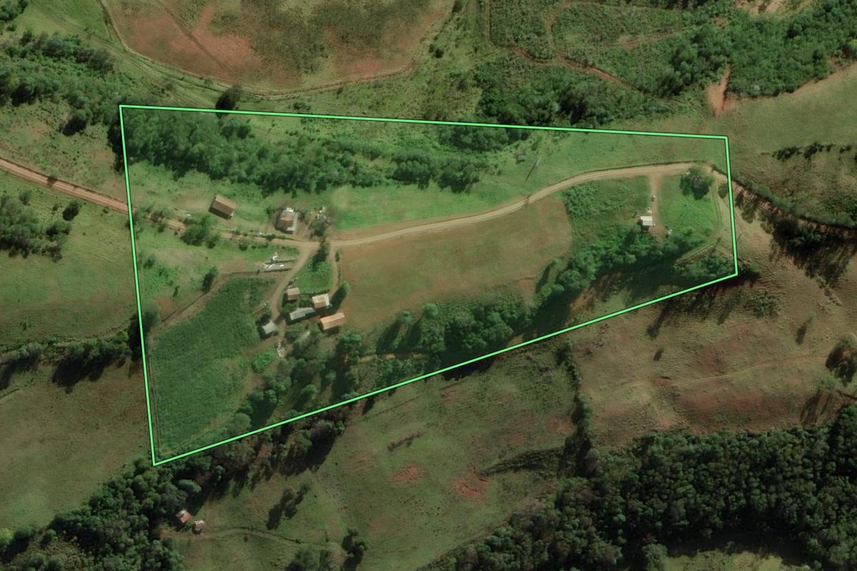Imagem de satélite do imóvel rural em Modelo (SC), com o contorno declarado no CAR desenhado por cima.