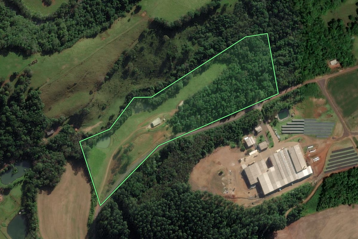Imagem de satélite do imóvel rural em Modelo (SC), com o contorno declarado no CAR desenhado por cima.