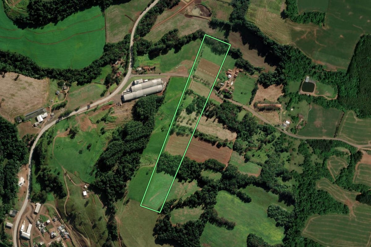 Imagem de satélite do imóvel rural em Modelo (SC), com o contorno declarado no CAR desenhado por cima.