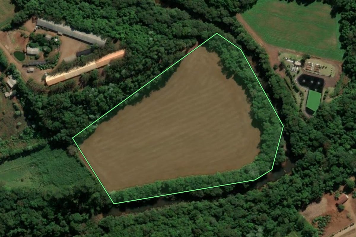 Imagem de satélite do imóvel rural em Modelo (SC), com o contorno declarado no CAR desenhado por cima.