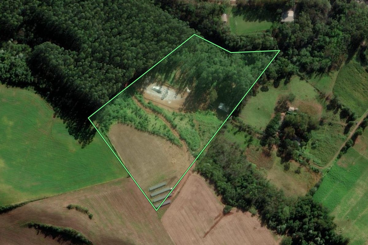 Imagem de satélite do imóvel rural em Modelo (SC), com o contorno declarado no CAR desenhado por cima.
