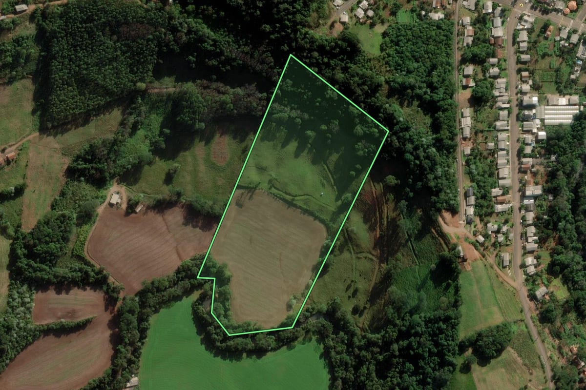 Imagem de satélite do imóvel rural em Modelo (SC), com o contorno declarado no CAR desenhado por cima.