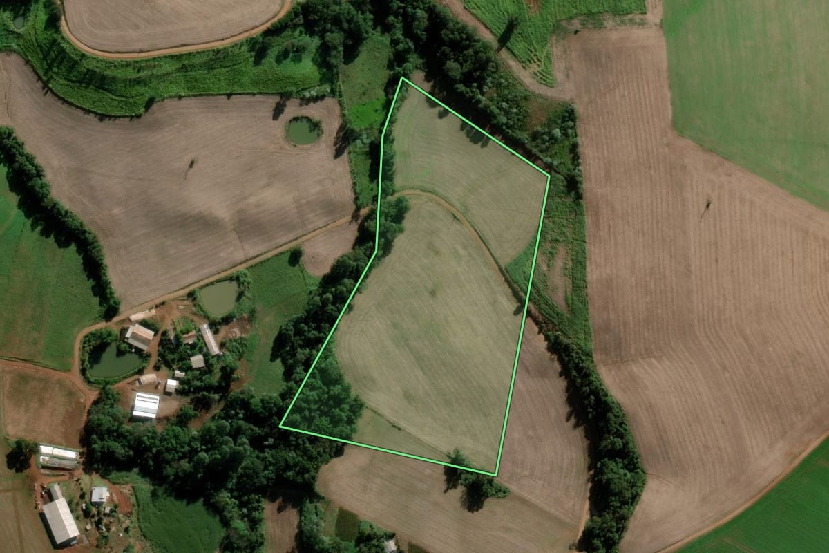 Imagem de satélite do imóvel rural em Modelo (SC), com o contorno declarado no CAR desenhado por cima.