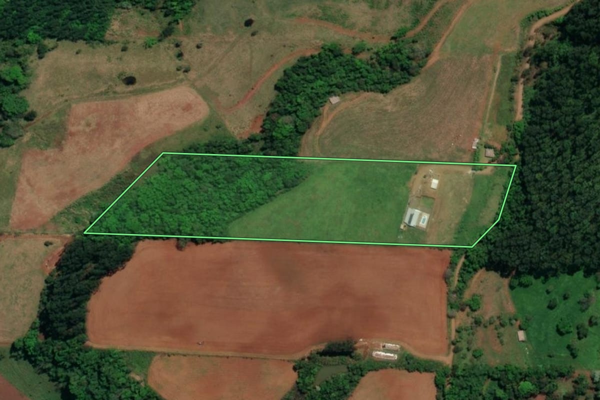 Imagem de satélite do imóvel rural em Mondaí (SC), com o contorno declarado no CAR desenhado por cima.