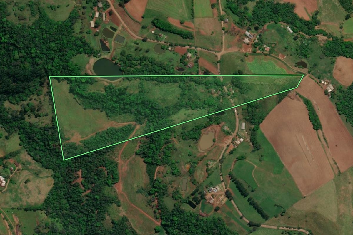 Imagem de satélite do imóvel rural em Mondaí (SC), com o contorno declarado no CAR desenhado por cima.