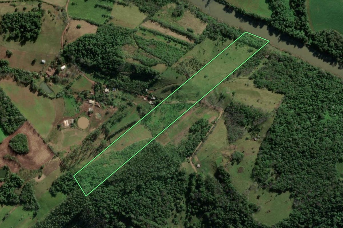 Imagem de satélite do imóvel rural em Mondaí (SC), com o contorno declarado no CAR desenhado por cima.